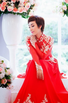 “Hoa hậu hài” Thu Trang duyên dáng với áo dài cưới