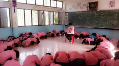 Học sinh Thái Lan xin cô giáo “đừng về Việt Nam”