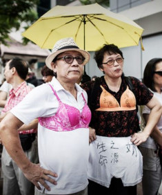 Hồng Kông: Đàn ông mặc áo ngực phản đối cảnh sát