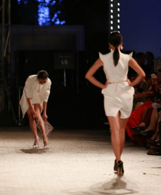 Hồng Quế ngã sõng soài trên sàn diễn Đẹp Fashion Runway