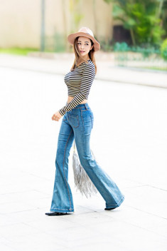 Jennifer Phạm mặc quần jeans khoe vòng 3 cong tròn
