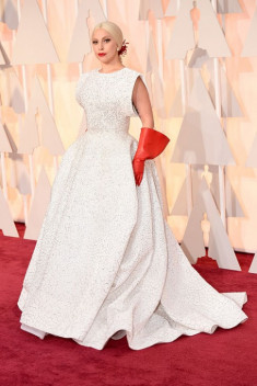 Lady Gaga hết quái, Jennifer Lopez khoe ngực trên thảm đỏ Oscars