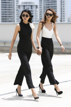 Mặc đen - trắng đẹp như hai quý cô sành điệu Sài Gòn