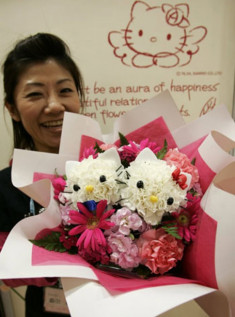 Mất vài phút cắm bó hoa Hello Kitty giá 4 triệu đồng