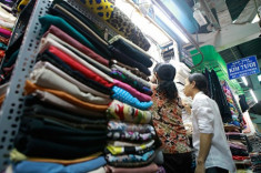 Những “đặc sản” của chợ vải Sài Gòn cuối năm