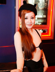 Nữ MC Hà Nội với thời trang dị biệt gây tranh cãi