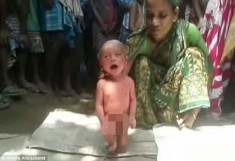 Phẫn nộ cách hạ sốt trẻ sơ sinh cổ hủ ở Ấn Độ
