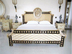 Phòng ngủ hoàng gia cổ điển đắt giá của sao nữ