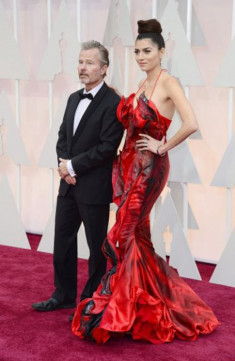 Sao Hollywood diện váy Quỳnh Paris trên thảm đỏ Oscar