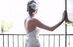 Suýt hủy hôn vì mẹ chồng cấm mặc váy cưới hở lưng