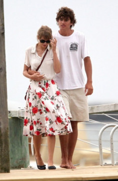 Taylor Swift đổi cách mặc mỗi khi có người yêu mới (tiếp)