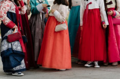 Thích thú xem bạn trẻ Hàn mặc quốc phục đi xem thời trang
