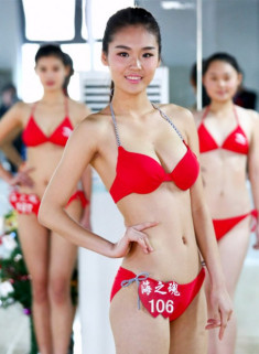 TQ: Tranh cãi vì nữ sinh mặc bikini, co ro trong giá rét