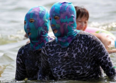 Trung Quốc: Mặt nạ chống nắng độc lạ hút chị em phụ nữ