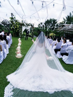 Váy cưới Thủy Tiên na ná váy cô Kim “siêu vòng ba”