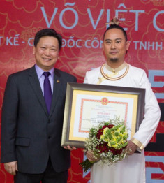 Võ Việt Chung nhận bằng khen cao quý của Bộ trưởng Bộ VHTTDL