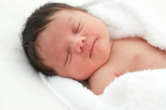 3 dấu hiệu bé sơ sinh bú mẹ đang phát triển đúng “chuẩn”