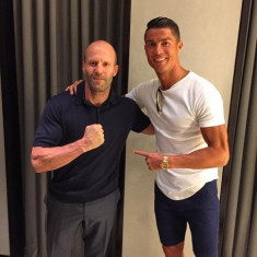Fan “sốt bần bật” vì Ronaldo và Jason Statham tụ hội