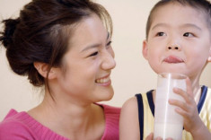 Mẹo hay giúp bé thích uống sữa