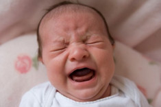 Những biểu hiện trẻ sơ sinh khóc do bị stress