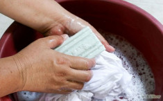 Quần áo rách nát vì giặt mạnh tay, sai cách