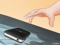 10 bước “thần thánh” giúp bạn “cứu mạng” smartphone lỡ rơi xuống nước