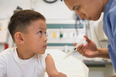 10 mũi tiêm vắc xin trẻ “không thể bỏ qua” trong đời