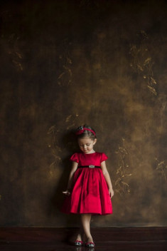 Con gái diva Hồng Nhung mặc váy đỏ cực xinh