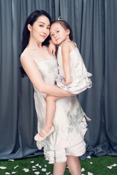 Con gái Linh Nga hào hứng làm mẫu ảnh cùng mẹ