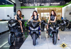 Dàn mỹ nhân xinh đẹp đọ dáng cùng các mẫu xe mô tô 1.000 cc mới của Kawasaki