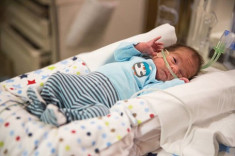 Em bé chào đời từ bụng người mẹ đã chết não gần 2 tháng