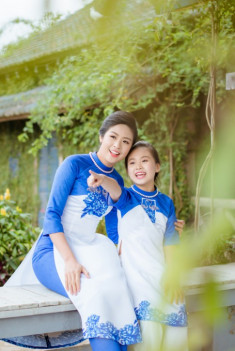 Hoa hậu Ngọc Hân diện áo dài đôi cùng “con gái nuôi”