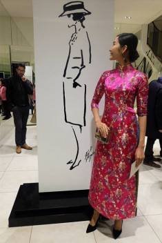Hoàng Thùy lại diện áo dài đến xem triển lãm của Chanel