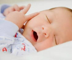 Mẹo rèn trẻ sơ sinh ngủ ngoan xuyên đêm, không quấy khóc