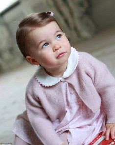 Ngắm Tiểu công chúa Charlotte đáng yêu khi tròn 1 tuổi
