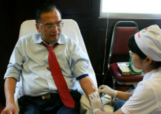  Nhà ngoại giao hiến máu cứu người 