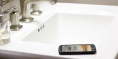 Nhiễm vi khuẩn vì dùng điện thoại trong nhà vệ sinh