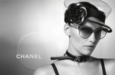 Quyền lực trắng đen trong BST kính mắt Chanel