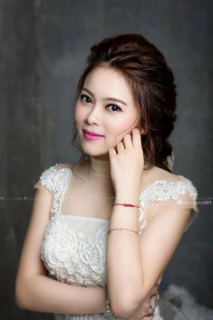 Single mom Hà Thành xinh đẹp lần thứ 2 mặc váy cưới vì con
