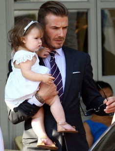 Tan chảy trước hình ảnh con gái Beckham diện váy áo siêu sành điệu
