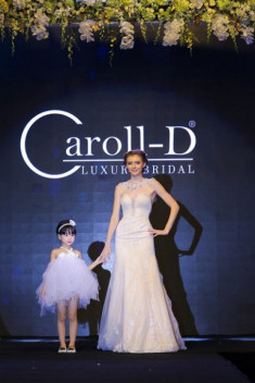  Tỏa sáng vẻ đẹp tự nhiên với váy cưới của Caroll Trần 