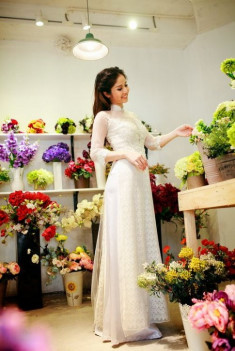 Vợ Phan Thanh Bình dịu dàng áo dài cưới