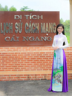 Á hậu Diễm Trang diện áo dài nền nã về thăm quê