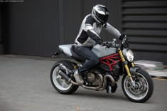 Ducati Monster 1200S trắng chất qua góc ảnh chuyên nghiệp