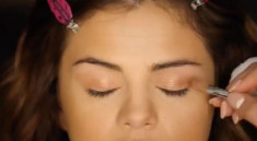 Học cách trang điểm mắt khói đẹp quen thuộc của ngôi sao Selena Gomez