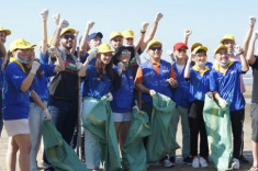 Thu Minh giản dị dọn rác ở bãi biển Sầm Sơn