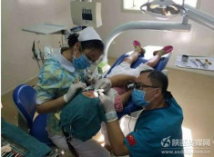 Vị bác sĩ quỳ suốt 40 phút để phẫu thuật cho trẻ