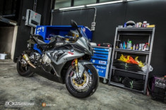 BMW S1000RR độ đầy phong cách trong bộ giáp hàng hiệu