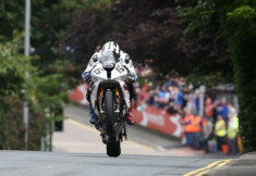[Clip] Trải nghiệm kỷ lục tốc độ mới tại đường đua Isle of Man TT trên chiếc BMW S1000RR