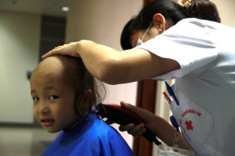  ‘Dịch vụ cắt tóc’ đặc biệt cho bệnh nhân ung thư 
